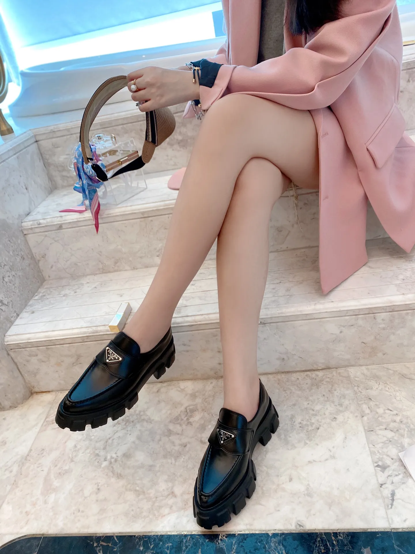 ✨Ex-factory price p480✨ Women's shoes Women's clothing Women's shoes factory Women's shoes Women's clothing ✨Ex-factory price pRADA Prada 2021 spring and summer upgraded version of the triangular logo loafers Compared to last year's old loafers, the triangle logo of this one has been changed to silver, and a gear print design has been added to the welt, making it feel more delicate and fashionable! The thick-soled design can add a lot of height to your feet!  Purchase the original, disassemble and reproduce it to restore the authentic taste. The top purchasing version!  qThe upper is made of original open-edge beaded cowhide, which is super textured. The lining is made of top-grade mixed sheepskin. z✨Ex-factory price pOpen-molded outsole is non-slip and wear-resistant. Size 35-41